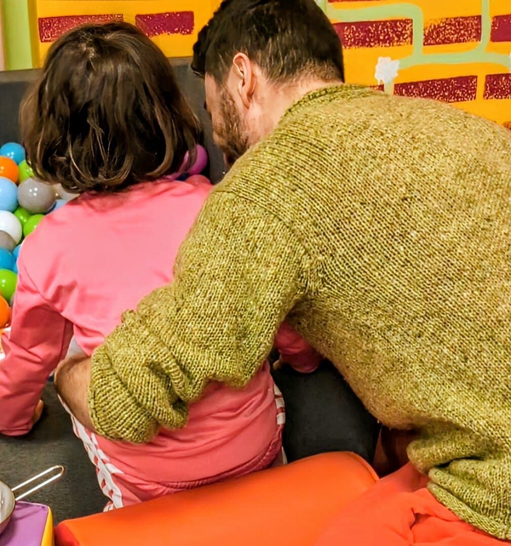 Daniele Borsari durante una seduta di terapia occupazionale con una bambina